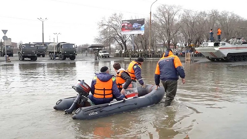 Спасательные силы гребут на лодке по затопленным улицам Орска, Россия. Фото: Рейтер