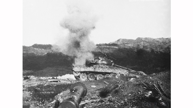 Для защиты аэродрома противник послал в контратаку наших войск 18-тонный танк, но он был подбит нашей артиллерией и загорелся. Фото: ВИА