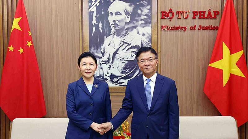 Министр юстиции Вьетнама Ле Тхань Лонг (справа) и Министр юстиции Китая Хэ Жун.