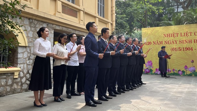 Делегация Парткома г. Ханоя воскуряет благовония в память о Генеральном секретаре КПВ Чан Фу.