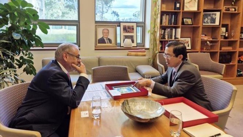 Посол Фам Хунг Там (справа) встречается с сенатором Доном Фарреллом. Фото: ВИА