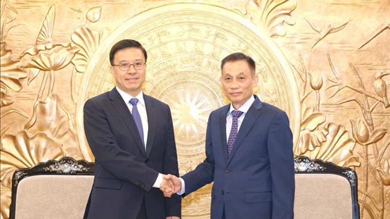 Товарищ Ле Хоай Чунг (справа) и товарищ Чжао Шитун. Фото: ВИА