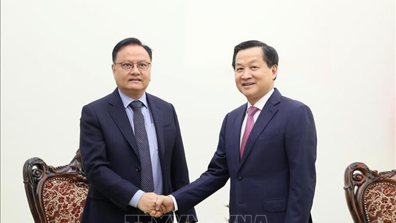 Вице-премьер Ле Минь Кхай (справа) и Министр финансов Лаоса Сантифаб Фомвихан. Фото: ВИА