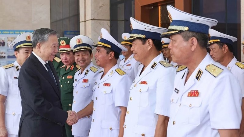 Президент То Лам и руководители Главного командования ВМС. Фото: ВИА