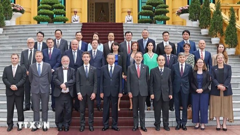 Президент Вьетнама То Лам, послы и поверенные в делах ЕС и стран-членов фотографируются на память. Фото: ВИА