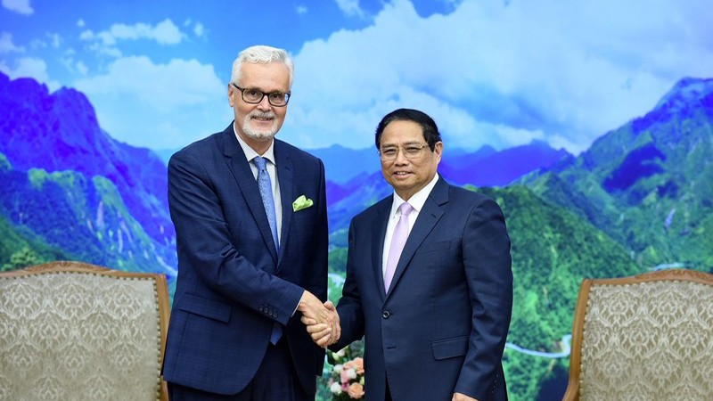 Премьер-министр Фам Минь Тьинь (справа) и Посол Германии во Вьетнаме Гвидо Хильднер. Фото: Чан Хай