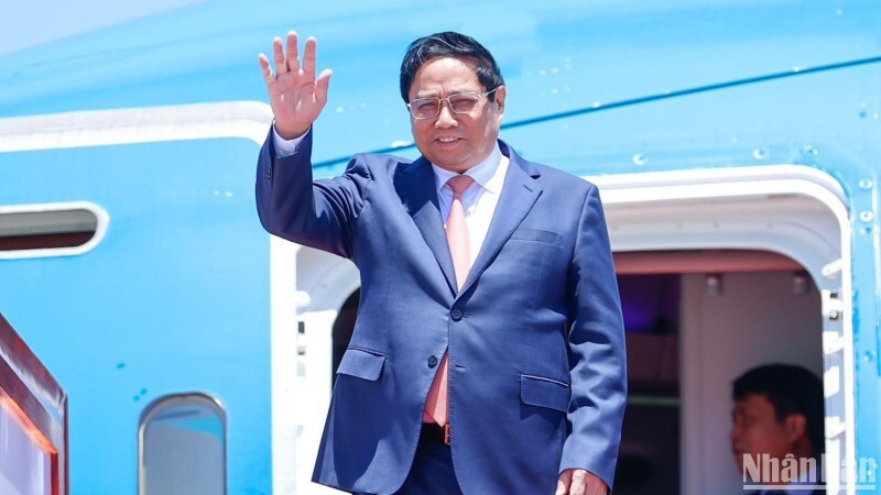 Премьер-министр Фам Минь Тьинь в аэропорту Чжоушуйцзы. 