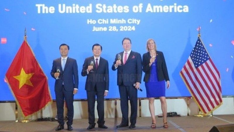 На церемонии присутствовали бывший Президент Чыонг Тан Шанг (второй слева) и Посол США во Вьетнаме Марк Кнаппер. Фото: congan.com.vn