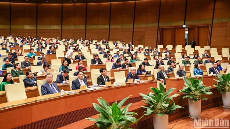 Действующие и бывшие руководители Партии, Государства и депутаты НС принимают участие в закрытии сессии. Фото: Зюи Линь