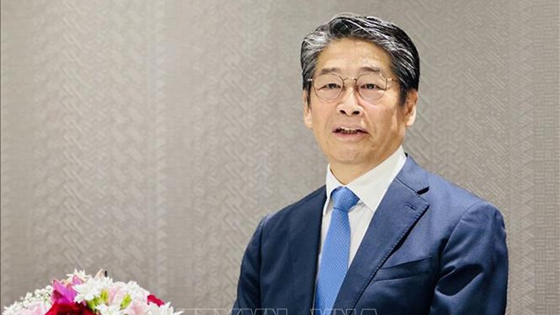 Посол Японии во Вьетнаме Ито Наоки дает интервью СМИ. Фото: ВИА
