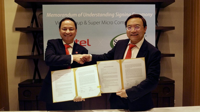Представители Viettel и Supermicro подписывают соглашение о сотрудничестве.