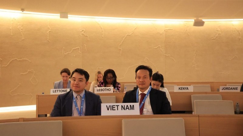 Посол Май Фан Зунг от имени группы выступает на дискуссионной сессии. Фото: ВИА