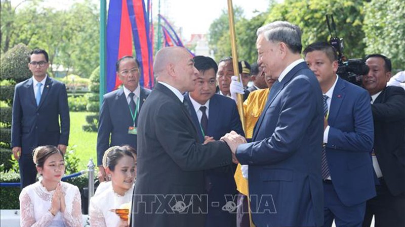 Король Камбоджи Нородом Сиамони встречает Президента То Лама. Фото: ВИА