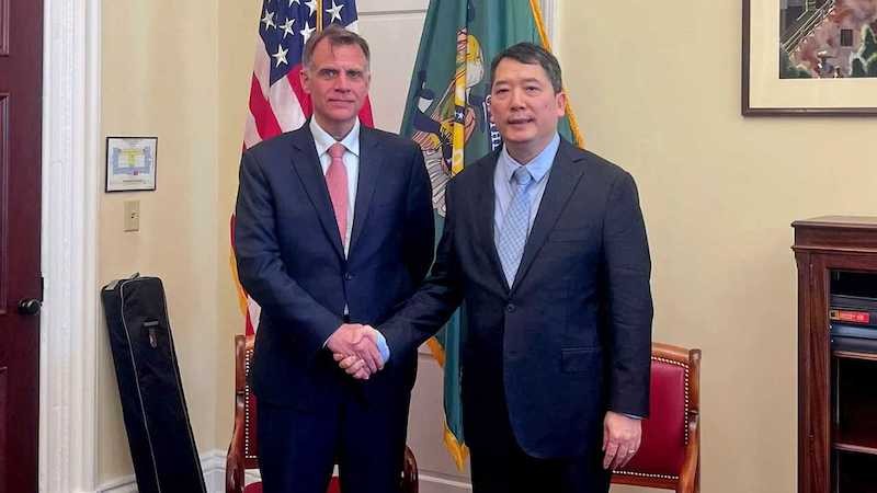 Замминистра финансов Као Ань Туан и помощник Министра финансов США Роберт Капрот.