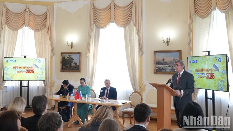 Заместитель председателя Комитета по внешним связям Санкт-Петербурга Вячеслав Калганов выступает на мероприятии. Фото: Суан Хынг