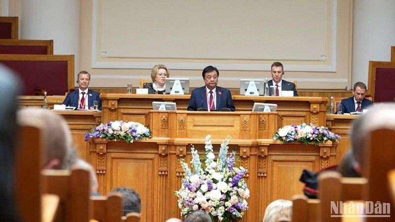 Зампредседателя НС Ле Минь Хоан выступает на мероприятии. Фото: Доан Йен