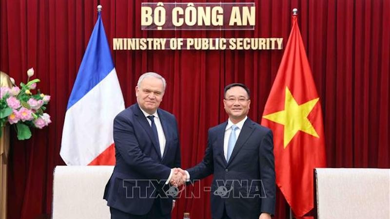 Замминистра общественной безопасности Фам Тхе Тунг и Министр внутренних дел Франции Франсуа-Ноэль Бюффе. Фото: ВИА