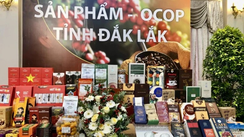 Разнообразные кофейные продукты OCOP из провинции Даклак на выставке. 