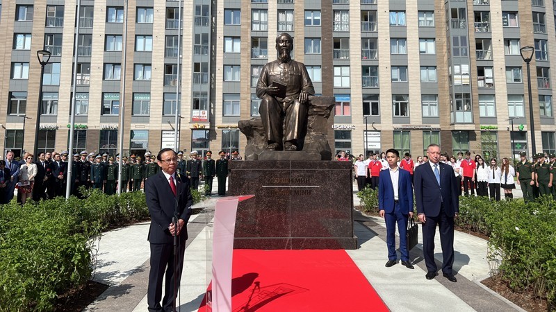 Памятник Президенту Хо Ши Мину в Санкт-Петербурге. Фото: Суан Хынг