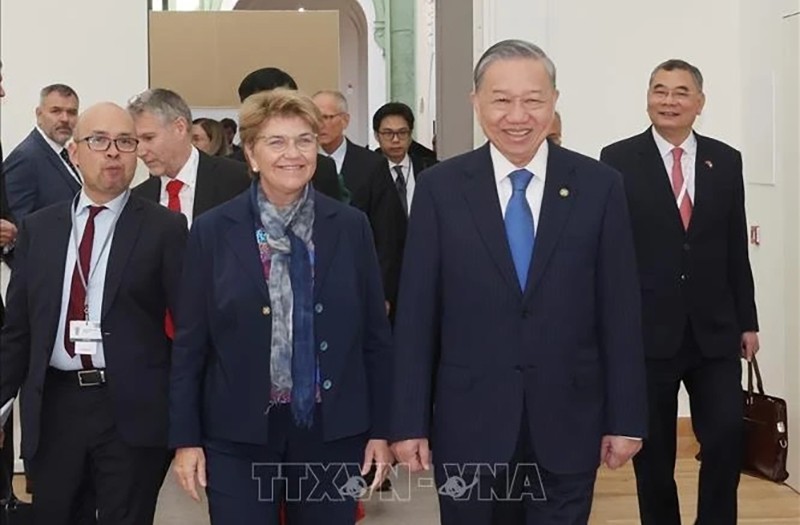 Генеральный секретарь ЦК КПВ, Президент То Лам (справа) на встрече с Президентом Швейцарии, главой Федерального министерства обороны, гражданской защиты и спорта Виолой Амхерд. Фото: ВИA