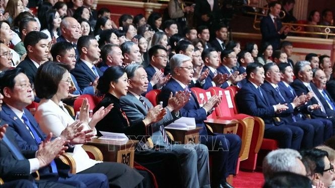 Генеральный секретарь ЦК КПВ То Лам, Президент Казахстана Касым-Жомарт Токаев на концерте дружбы между Вьетнамом и Казахстаном. Фото: ВИА