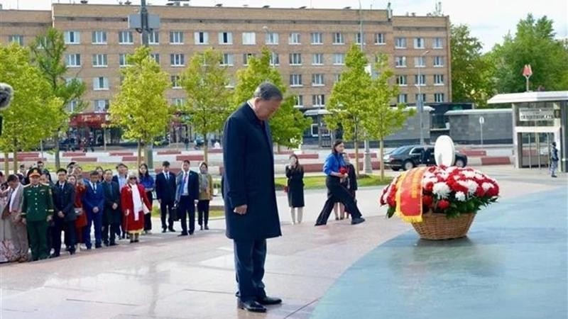 Генеральный секретарь ЦК КПВ То Лам, его супруга и высокопоставленная вьетнамская делегация у статуи Президента Хо Ши Мина в Москве, 10 мая. Фото: ВИA