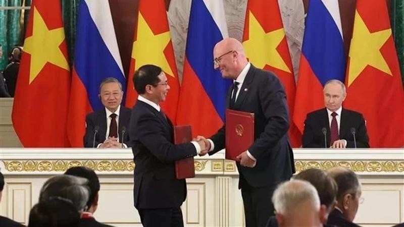 Генеральный секретарь ЦК КПВ То Лам и Президент РФ Владимир Путин во время обмена соглашениями о сотрудничестве в нефтегазовой отрасли и протоколами о деятельности совместных предприятий «Вьетсовпетро» и «Русвьетпетро» между Вице-премьером, Министром иностранных дел Вьетнама Буй Тхань Шоном и Вице-премьером РФ Дмитрием Чернышенко. Фото: ВИA