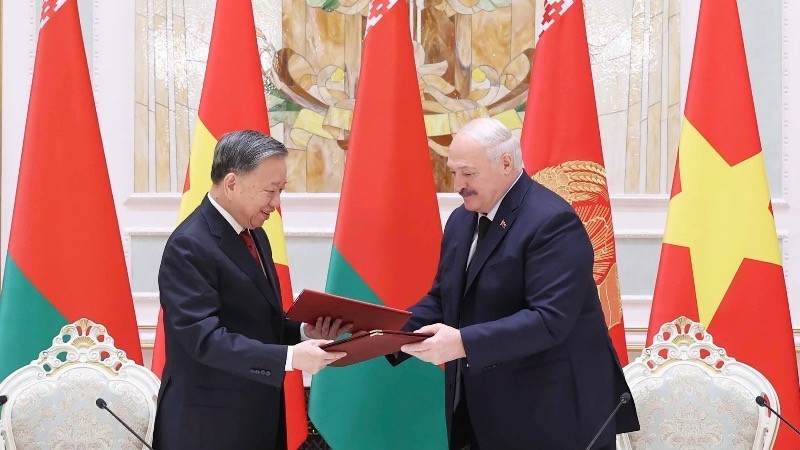 Генеральный секретарь ЦК КПВ То Лам и Президент Александр Лукашенко подписывают Совместную декларацию об установлении отношений стратегического партнёрства между Вьетнамом и Беларусью. Фото: ВИА