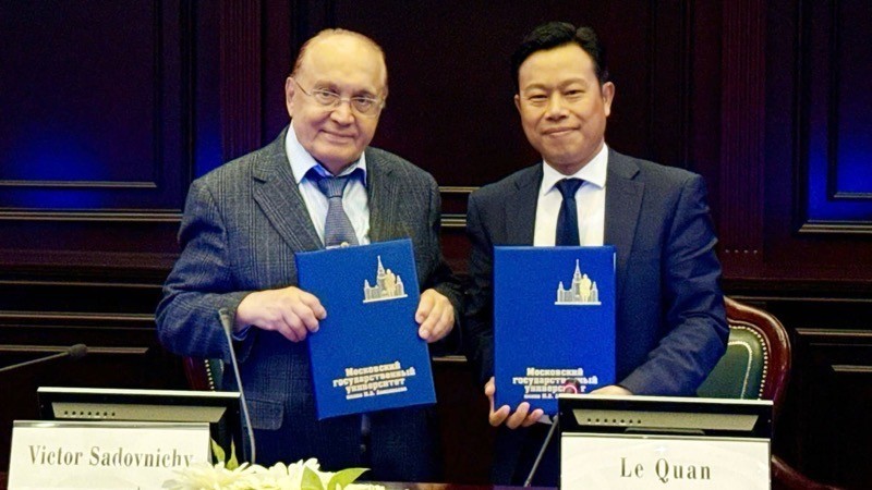 Директор Ханойского государственного университета Ле Куан и ректор МГУ Виктор Садовничий подписывают соглашение о сотрудничестве между двумя университетами. Фото: ХГУ