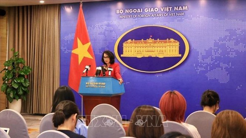 Официальный представитель МИД Вьетнама Фам Тху Ханг председательствует на пресс-конференции. Фото: ВИА