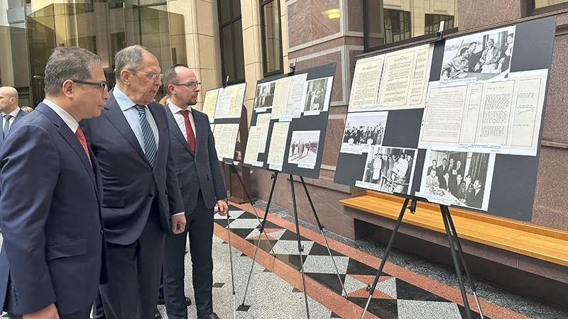 Министр Сергей Лавров и Посол Данг Минь Кхой посещают выставку.