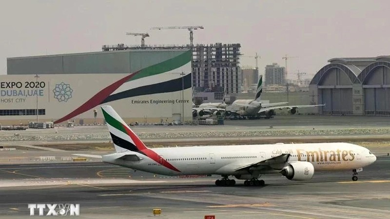 Самолет авиакомпании «Emirates» в международном аэропорту Дубая, ОАЭ. Фото: AFP/ВИА