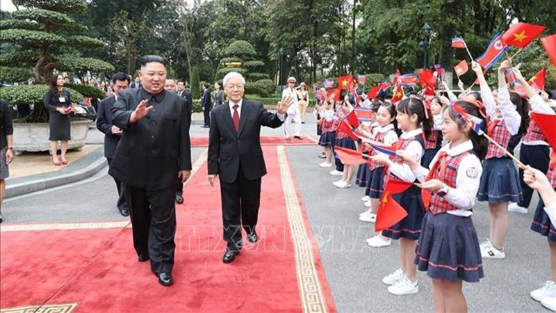 Генеральный секретарь ЦК КПВ, Президент Нгуен Фу Чонг председательствует на церемонии встречи Генерального секретаря ЦК ТПК, Председателя КНДР Ким Чен Ына, находящегося во Вьетнаме с официальным дружественным визитом, 1 марта 2019 года. Фото: ВИА