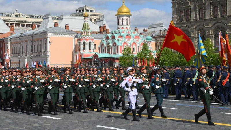 Коробка Вьетнамской народной армии проходит маршем мимо трибуны на Красной площади. Фото: РИА Новости