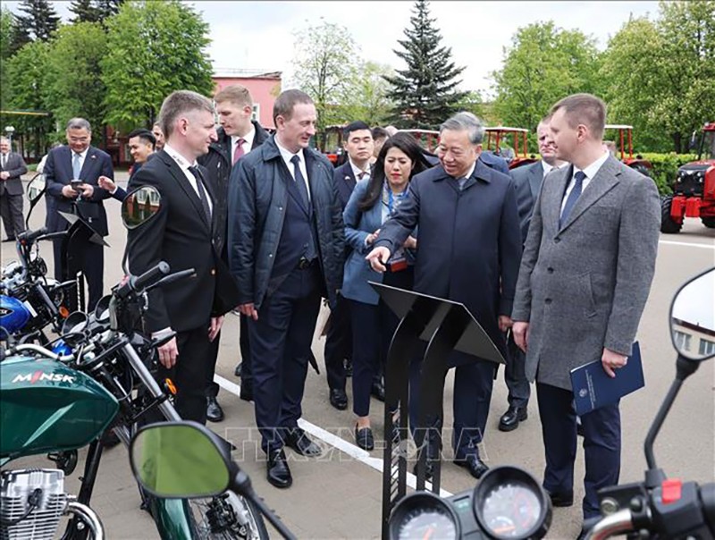 Генеральный секретарь ЦК КПВ То Лам и Премьер-министр Беларуси Александр Турчин посещают Минский тракторный завод. Фото: ВИА