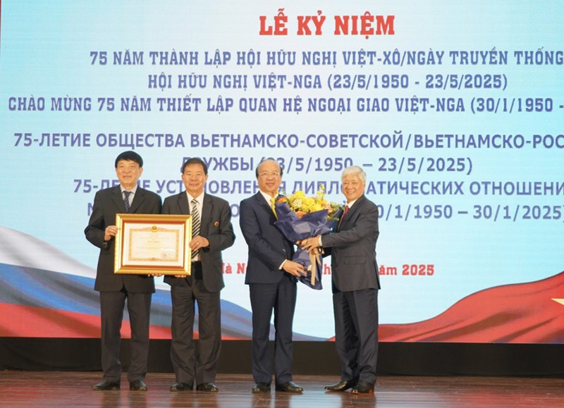 Председатель ЦК ОФВ До Ван Тьиен вручает похвальную грамоту Премьер-министра Обществу вьетнамско-российской дружбы. Фото: VGP