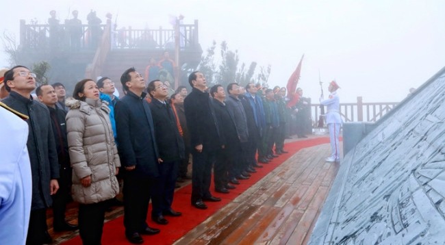 Президент Вьетнама Чан Дай Куанг принял участие в церемонии поднятия флага Вьетнама. Фото: baochinhphu.vn