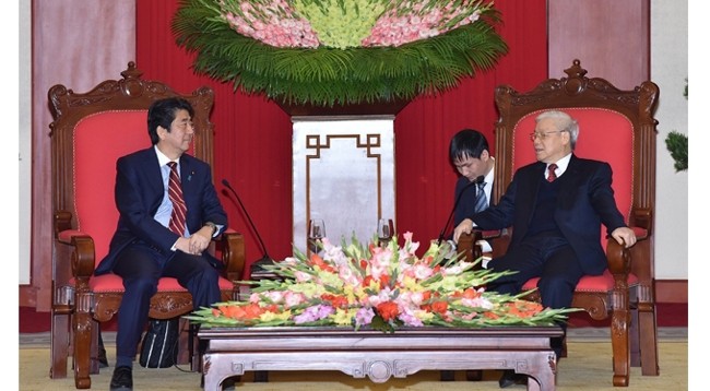 Генсек ЦК КПВ Нгуен Фу Чонг принял премьер-министра Японии Синдзо Абэ. Фото: Данг Хоа