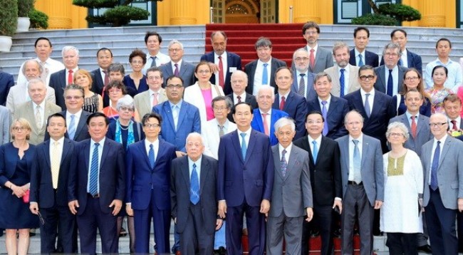 Президент Вьетнама Чан Дай Куанг фотографируется на память с делегатами. Фото: VNA