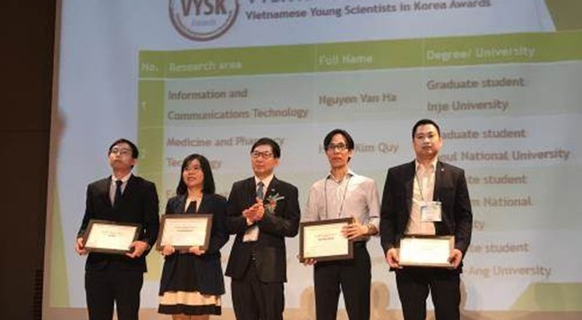 Четырем выдающимся молодым вьетнамским ученым вручаются призы в рамках семинара. Фото: VNA