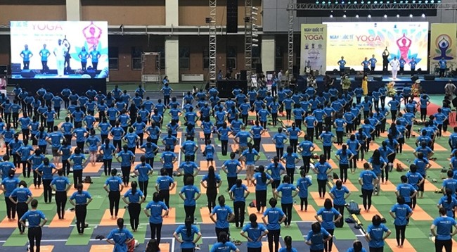 Около 1500 человек принимают участие в показательном выступлении Йоги. Фото: Нят Ань