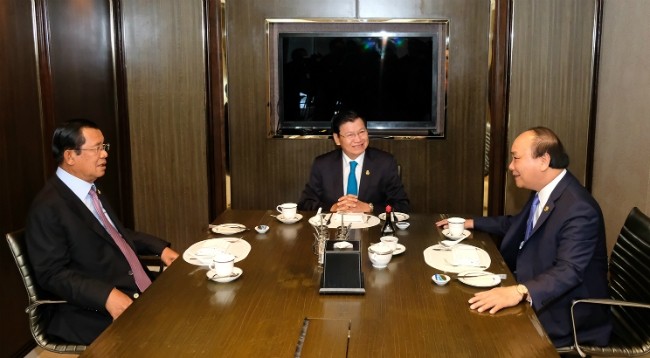 Премьер-министры Вьетнама, Лаоса и Камбоджи проводят встречу. Фото: VGP