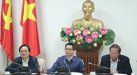 Вице-премьер Вьетнама Ву Дык Дам (в центре). Фото: VGP