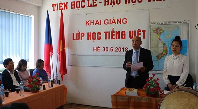Директор Пражского центра вьетнамского языка Нгуен Ван Шон (второй справа) выступает на открытии летнего курса. Фото: VOV