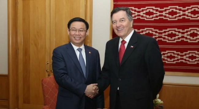 Вице-премьер Вьетнама Выонг Динь Хюэ (слева) и Министр иностранных дел Чили Роберто Ампуэро Эспиноза. Фото: VNA