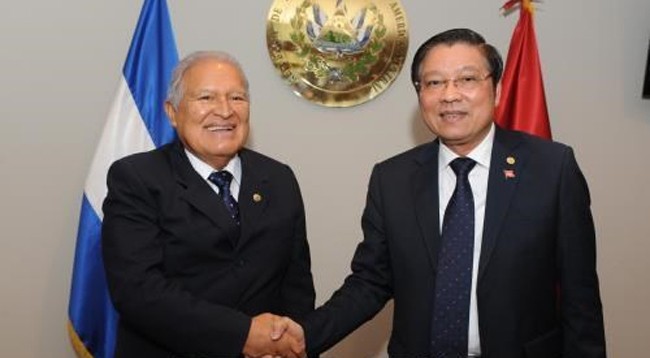 Товарищ Фан Динь Чак (справа) и Президент Сальвадора Сальвадор Санчес Серен. Фото: qdnd.vn