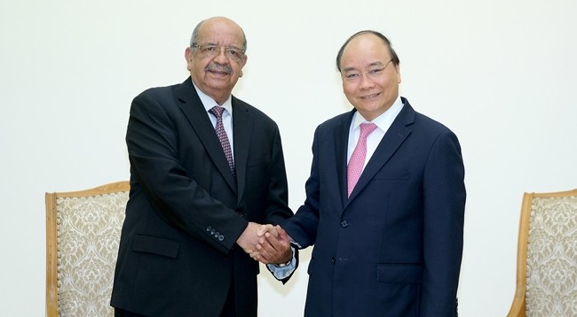 Премьер-министр Нгуен Суан Фук (справа) и Министр иностранных дел Алжира Абделькадер Месахель. Фото: VGP