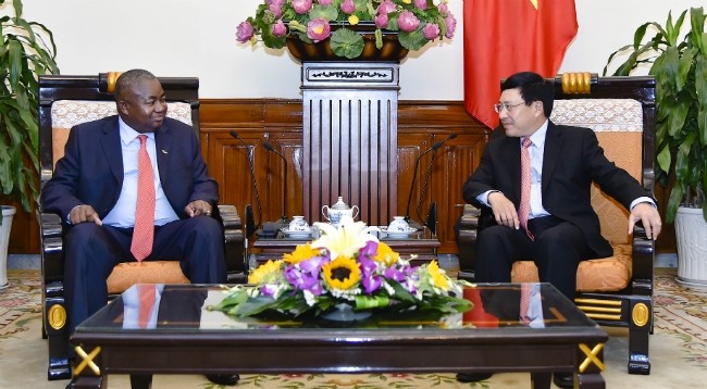 Вице-премьер Вьетнама Фам Бинь Минь (справа) и Посол Мозамбик Леонардо Росарио Мануэл Пене. Фото: МИД Вьетнама
