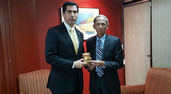 Посол Данг Суан Зунг (справа) и Замминистра иностранных дел Парагвая Федерико Гонсалес. Фото: Посольство Вьетнама в Аргентине