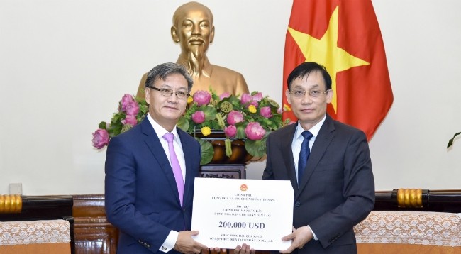 Заместитель главы МИД Вьетнама Ле Хоай Чунг (справа) и Посол Лаоса во Вьетнаме Тхонгсавань Фомвихан. Фото: МИД Вьетнама
